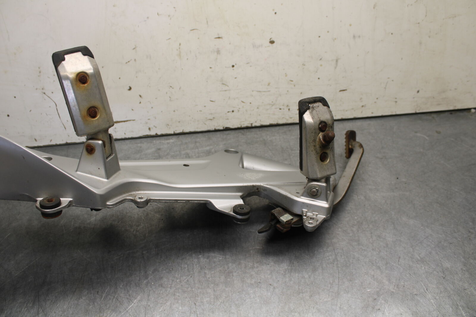 04-12 HONDA ST1300A RIGHT FRONT FOOT REST PEG STEP MOUNT BRACKET BB669