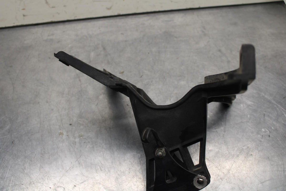 1999 Suzuki GSXR600 UPPER FAIRING MIRROR GAUGES STAY BRACKET BB608
