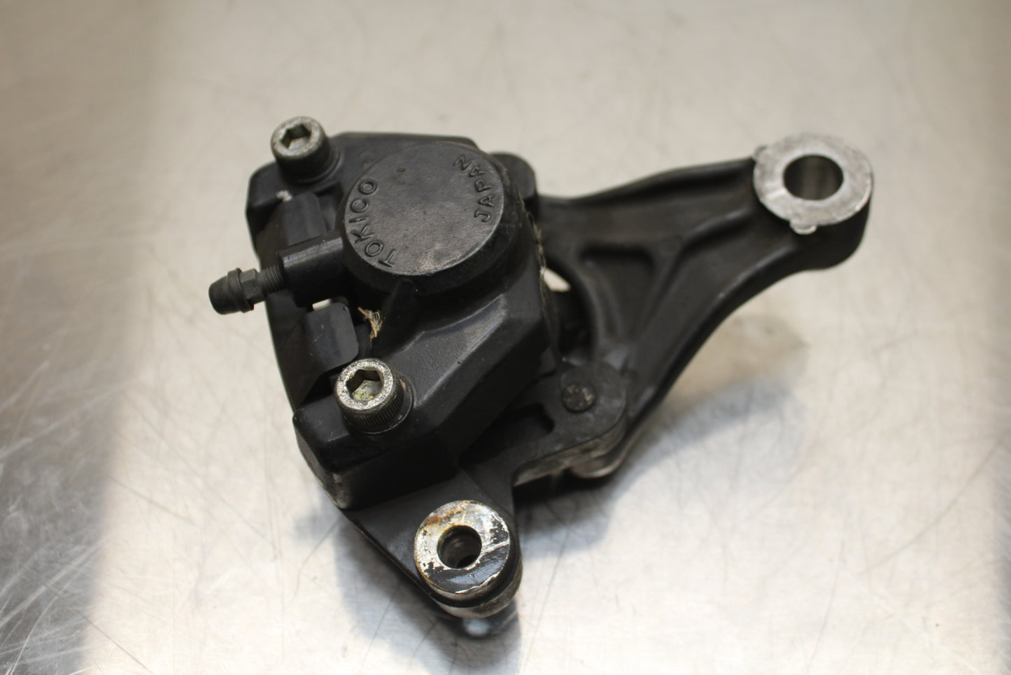 86 SUZUKI GS750ES REAR BACK BRAKE CALIPER W MOUNT BRACKET BB140