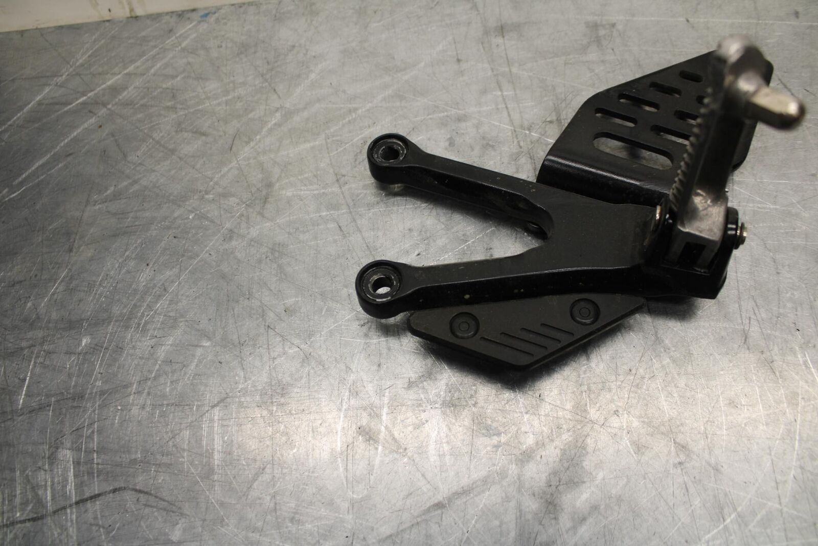 08-16 YAMAHA YZF R6 LEFT REARSET REAR SET DRIVER FOOT PEG BRACKET MOUNT BB465