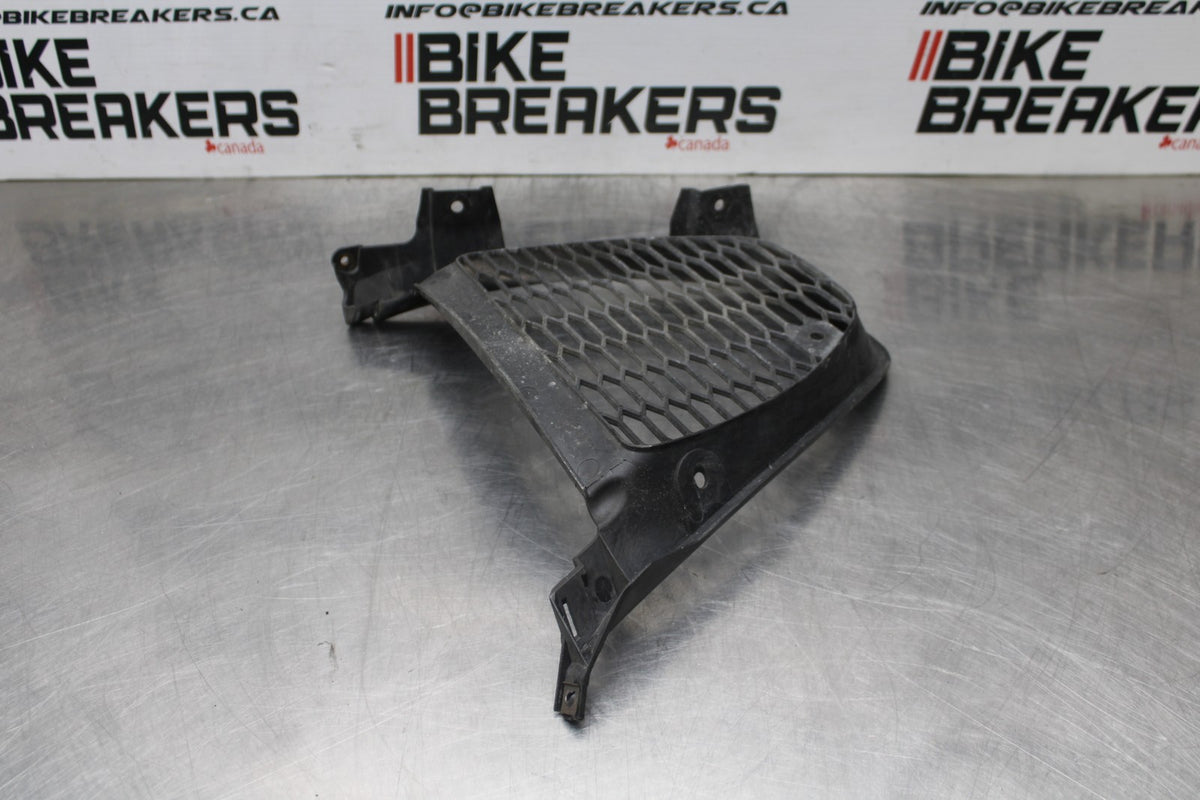 05-06 SUZUKI GSXR1000 FRONT LOWER INNER EXHAUST V FAIRING COWL GUARD BB857