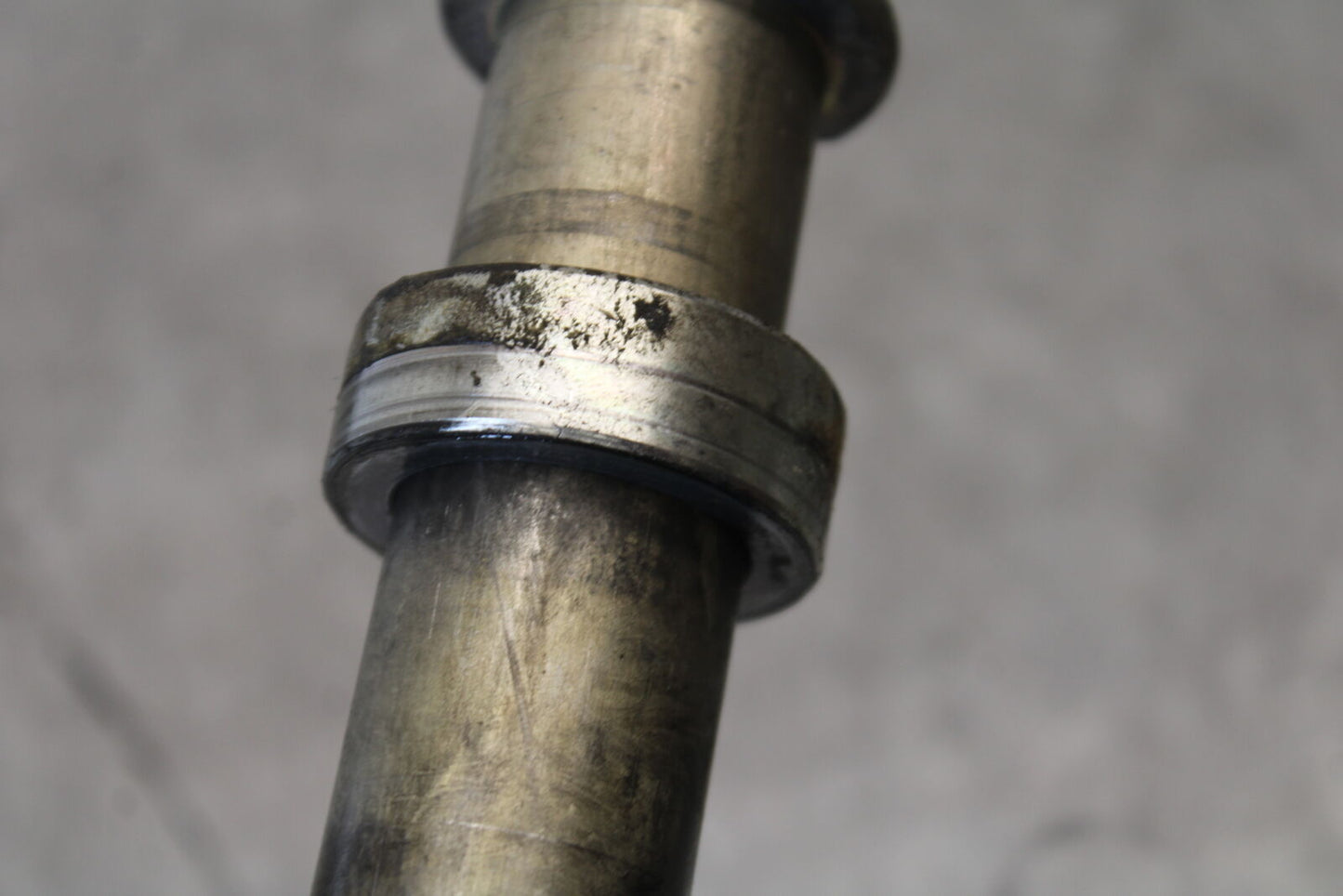 08-16 YAMAHA YZF R6 REAR AXLE BACK WHEEL RIM BOLT AXEL 2C0-25381-10-00 BB665
