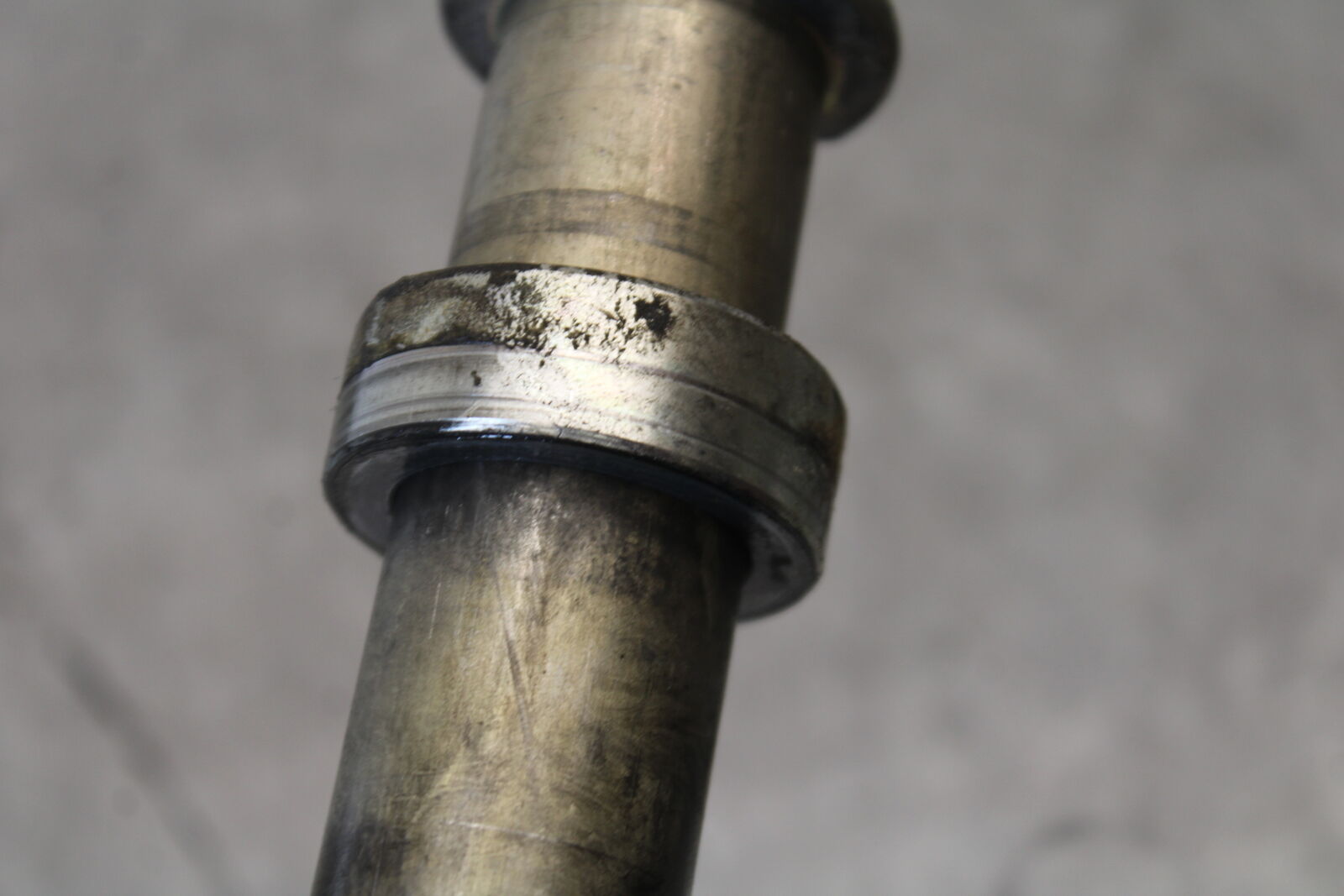 08-16 YAMAHA YZF R6 REAR AXLE BACK WHEEL RIM BOLT AXEL 2C0-25381-10-00 BB665