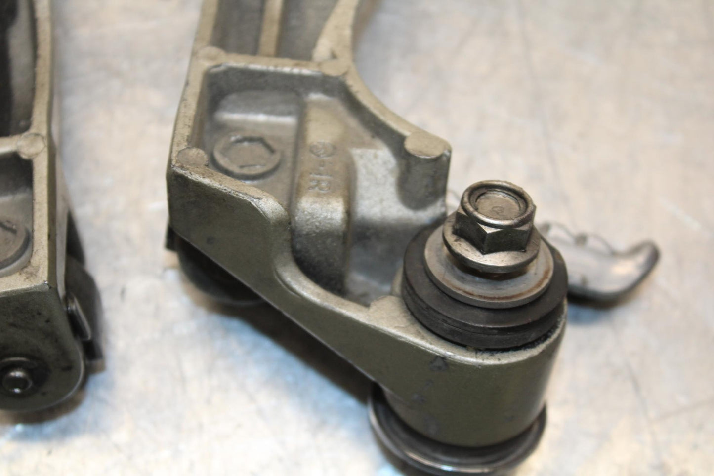 2000 Kawasaki Ninja ZX9R ZX900F REAR BACK PASSENGER PEG SET PAIR BB70