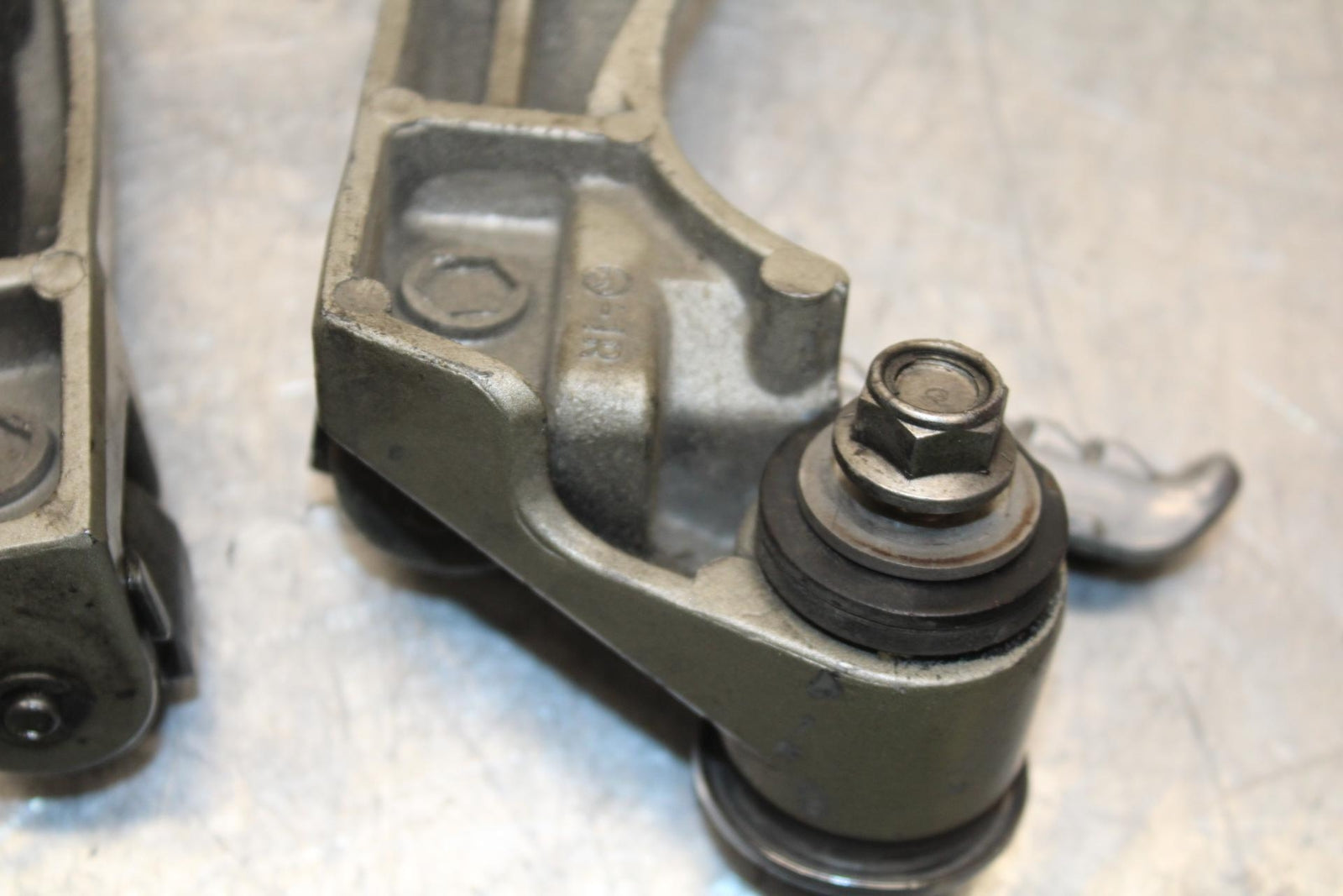 2000 Kawasaki Ninja ZX9R ZX900F REAR BACK PASSENGER PEG SET PAIR BB70