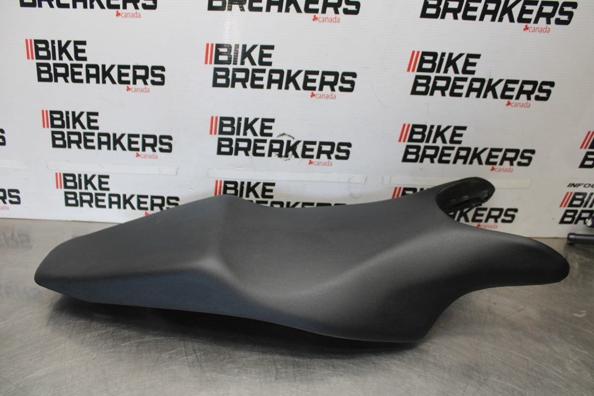 06-07 HONDA INTERCEPTOR 800 VFR800 FRONT REAR SEAT SADDLE BB917