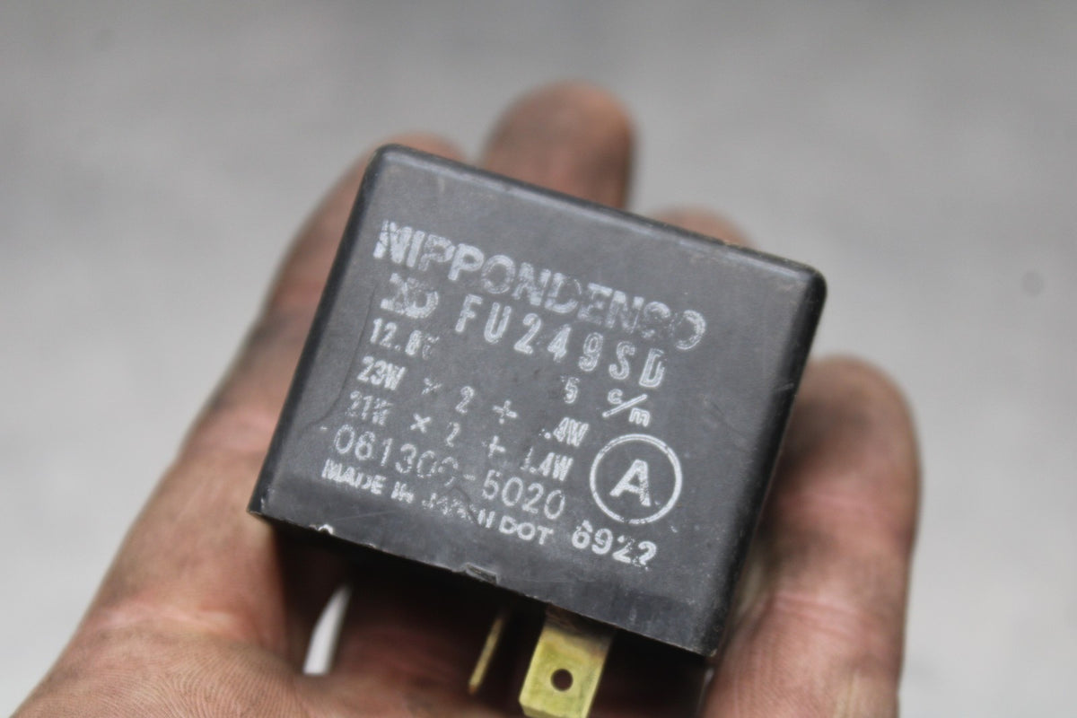 78-79 SUZUKI GS1000 TURN SIGNAL BLINKER RELAY FLASHER SWITCH BB787