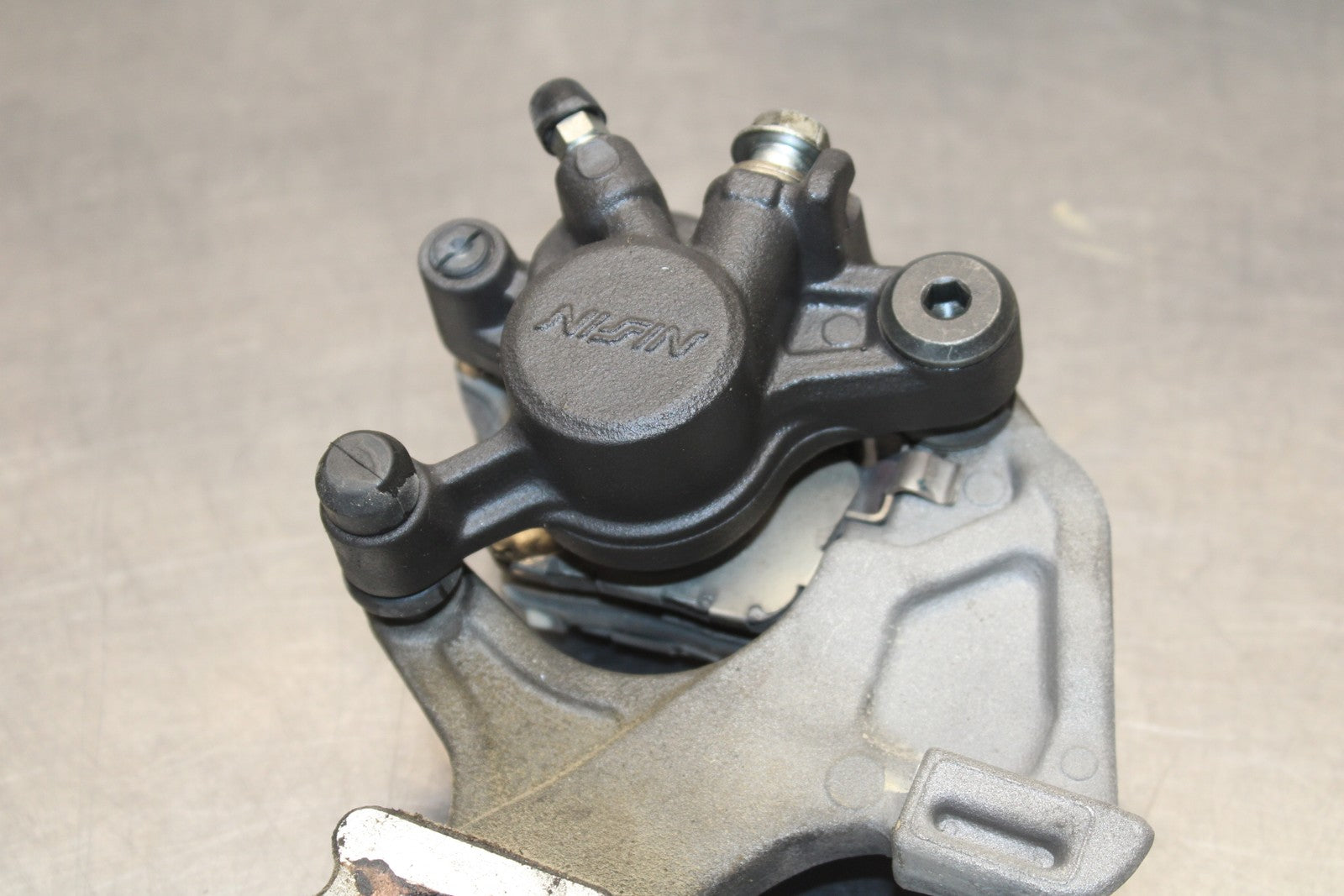 11-22 SUZUKI GSXR 600  REAR BACK BRAKE CALIPER W MOUNT BRACKET BB193