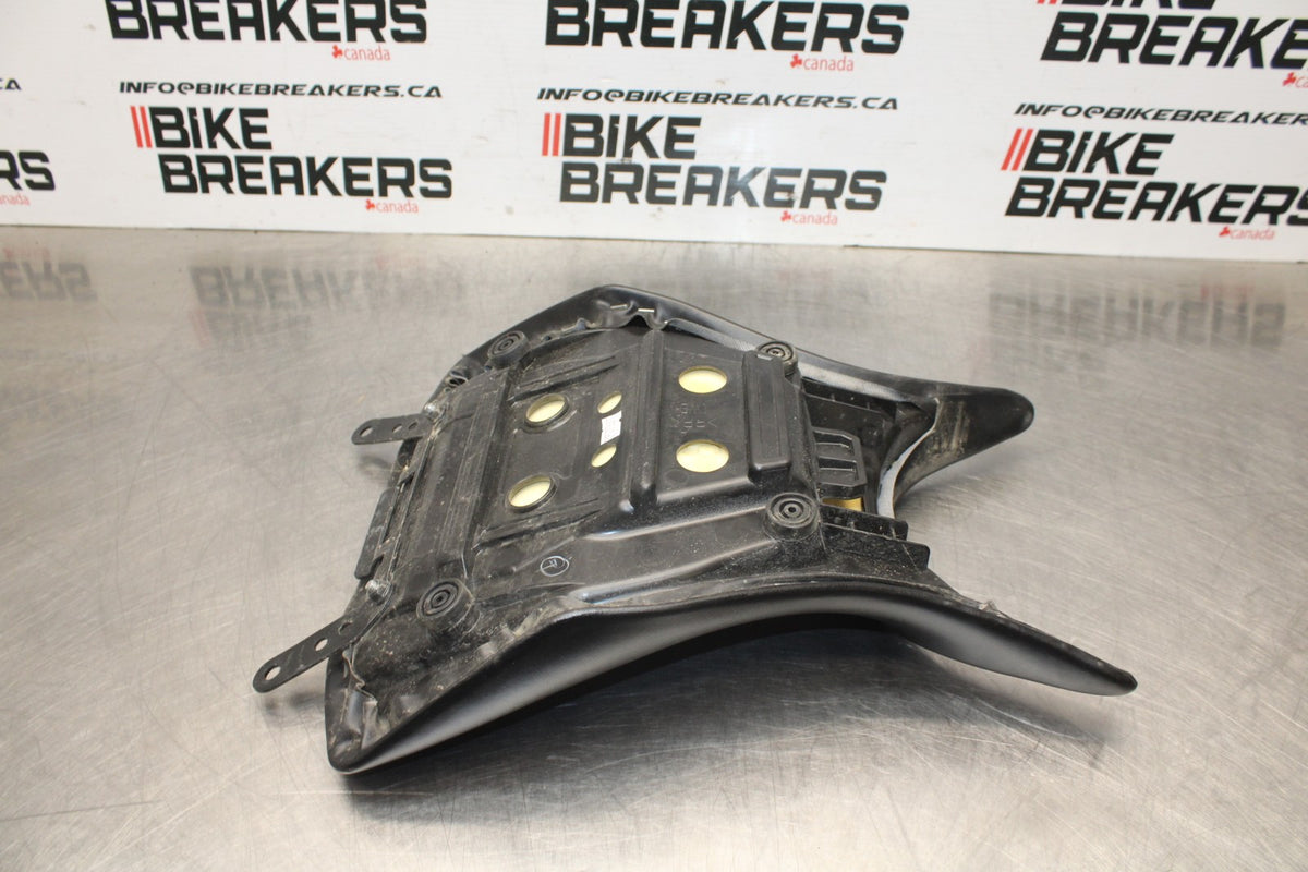 23 YAMAHA YZF R3 FRONT DRIVERS SEAT PAD SADDLE PILLION BB806