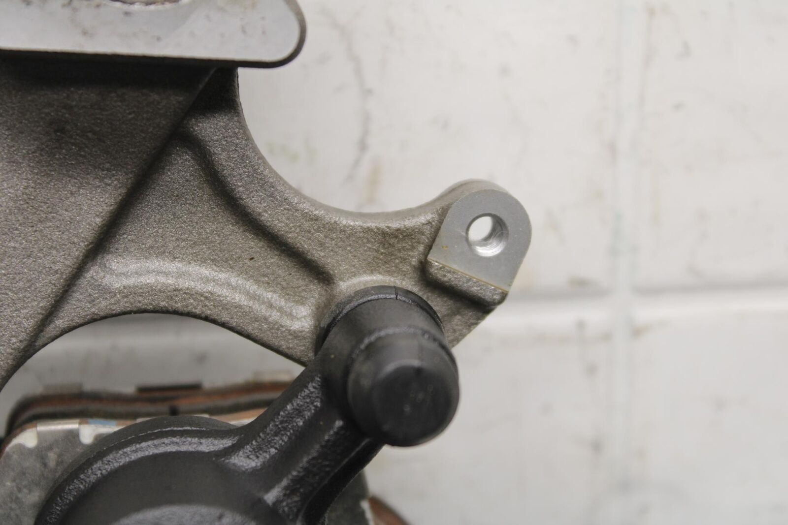 20 SUZUKI GSXR 1000 REAR BACK BRAKE CALIPER W MOUNT BRACKET BB597
