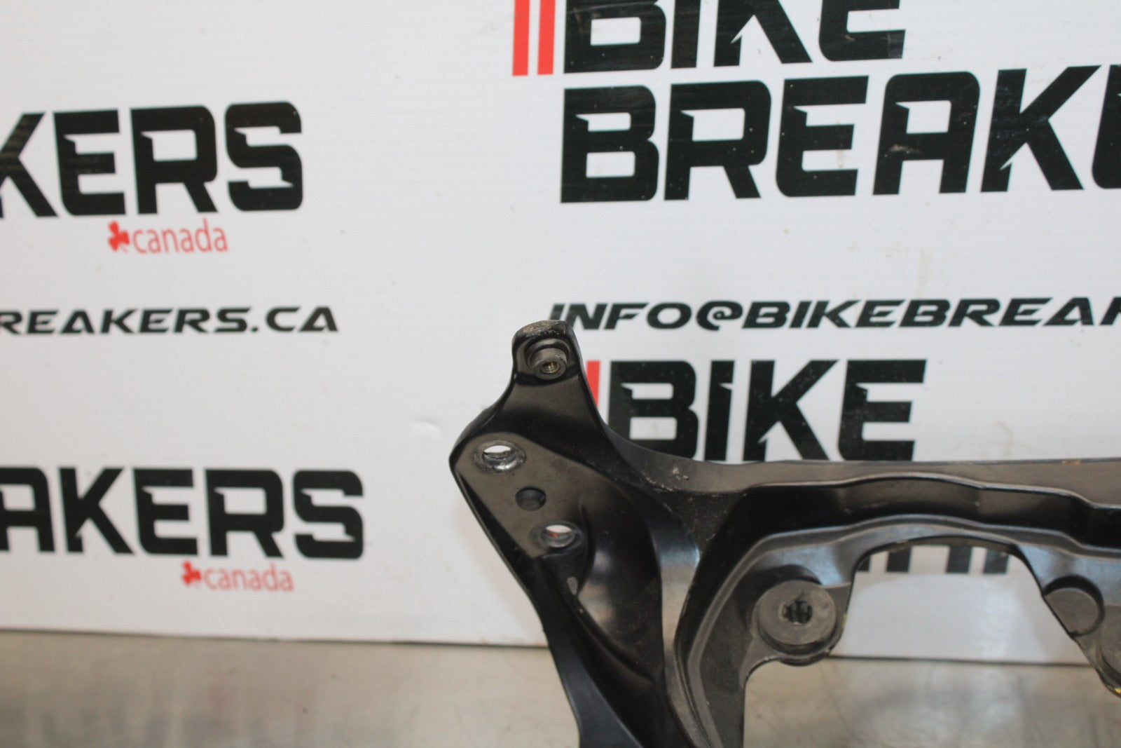 06-07 SUZUKI GSXR 600 UPPER FAIRING MIRROR GAUGES STAY BRACKET BB178