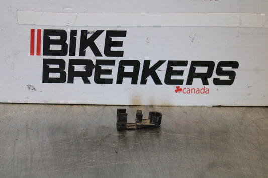 05 YAMAHA YZF R6 FUEL HOSE GAS LINE CLIP BB894