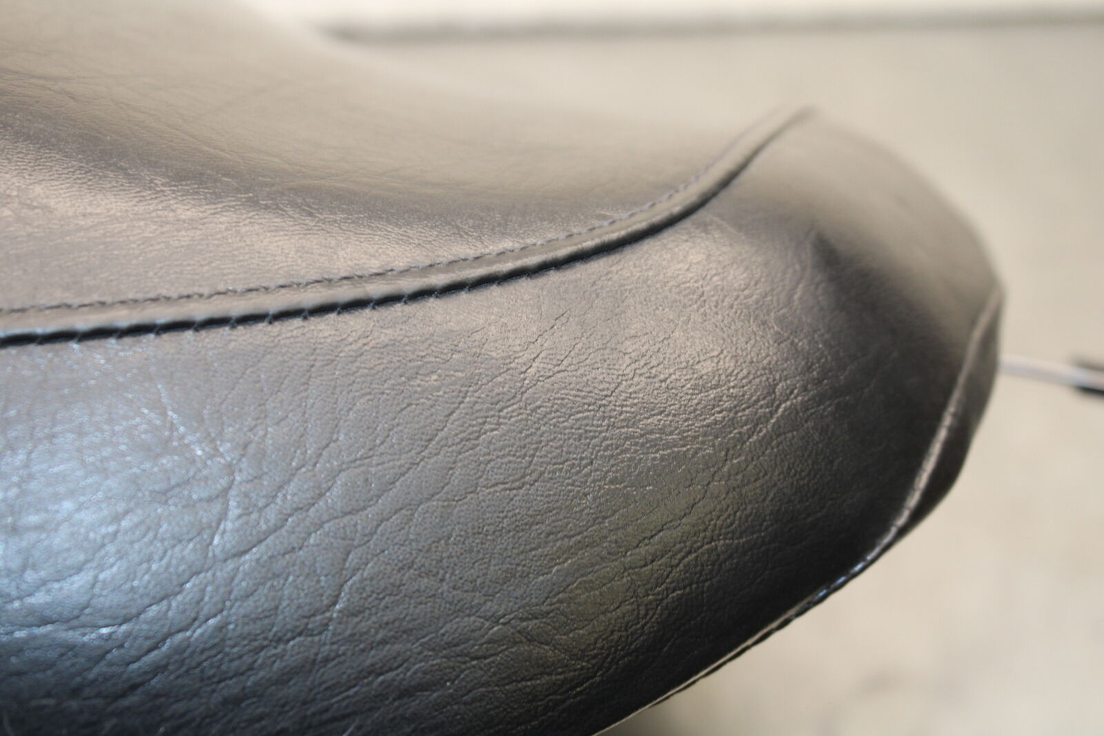 05-06 SUZUKI BOULEVARD M50 FRONT SEAT 45100-10F00-R22 45100-41F02-48H BB671