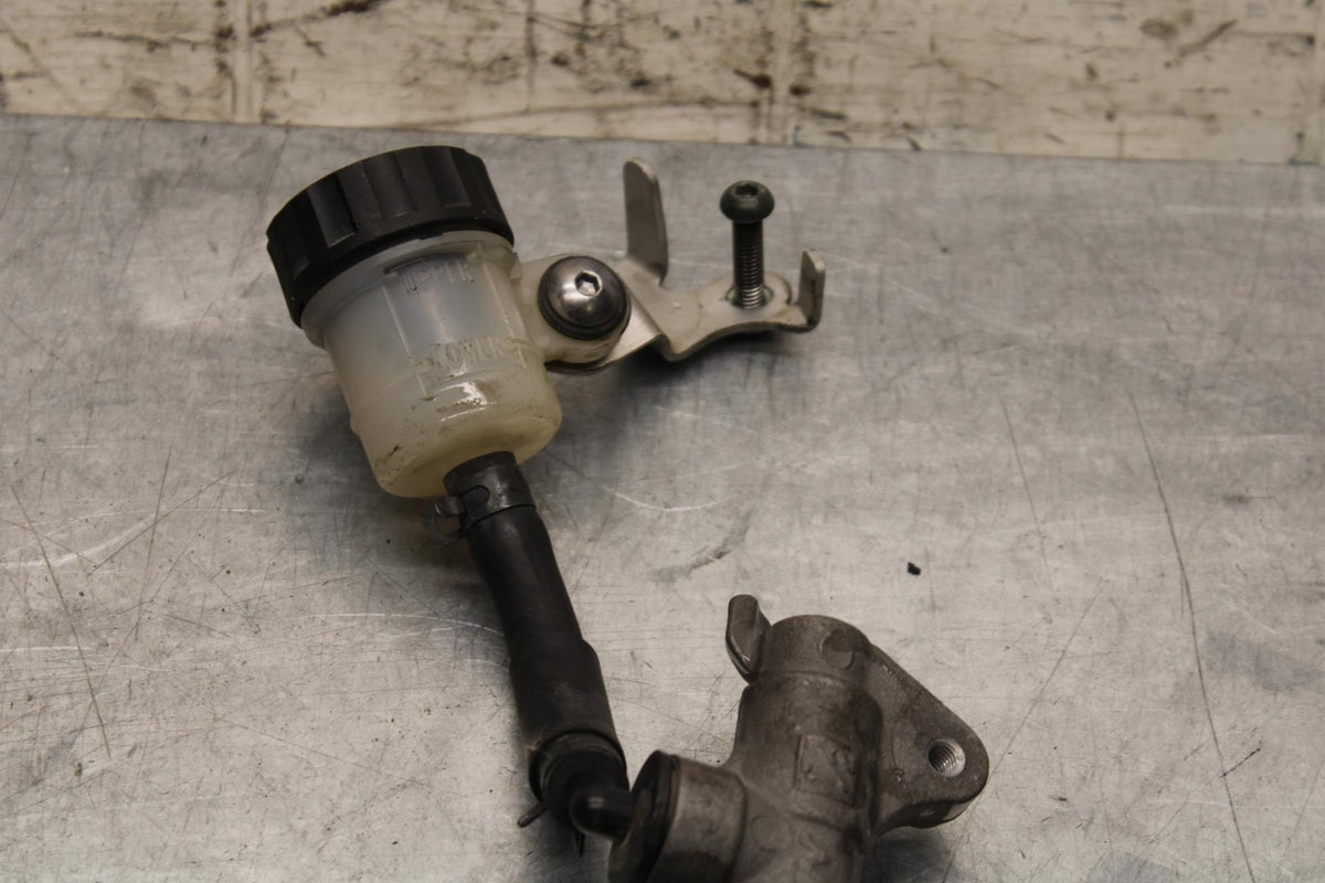 2006 Yamaha YZF R6 REAR BRAKE MASTER CYLINDER W RESERVOIR 2C0-2583V-00-00 BB560