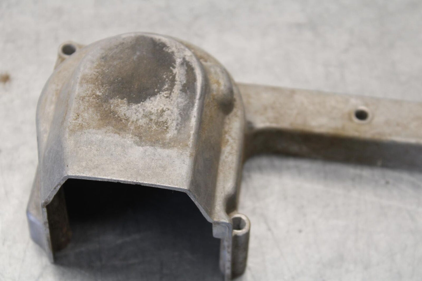 75 SUZUKI GT 550 ENGINE MOTOR OIL PUMP COVER  BB67