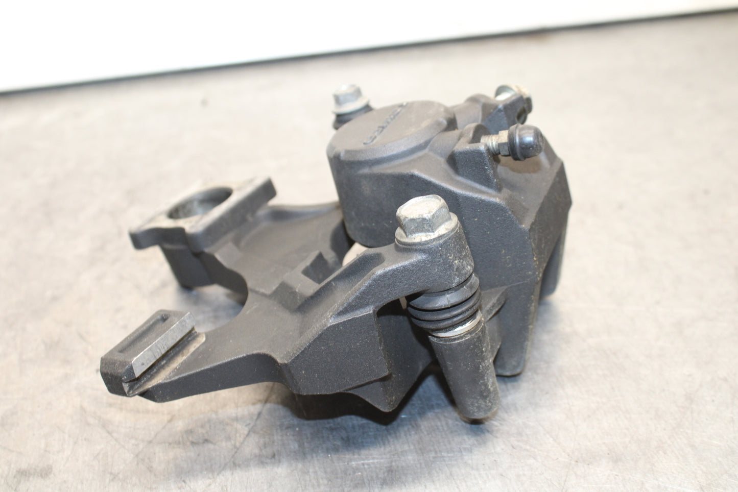 08-10 SUZUKI GSXR750 REAR BACK BRAKE CALIPER W MOUNT BRACKET BB119