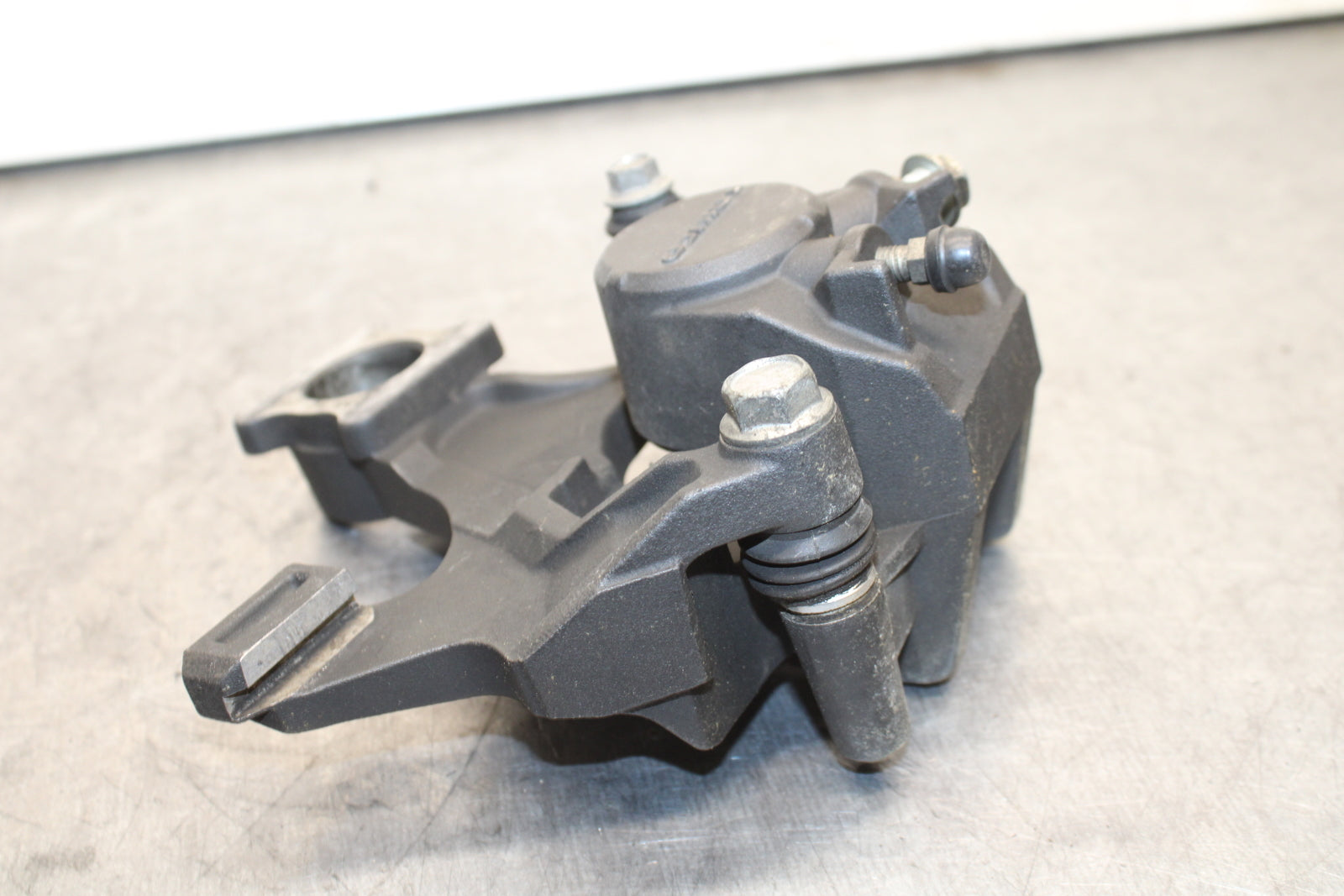 08-10 SUZUKI GSXR750 REAR BACK BRAKE CALIPER W MOUNT BRACKET BB119