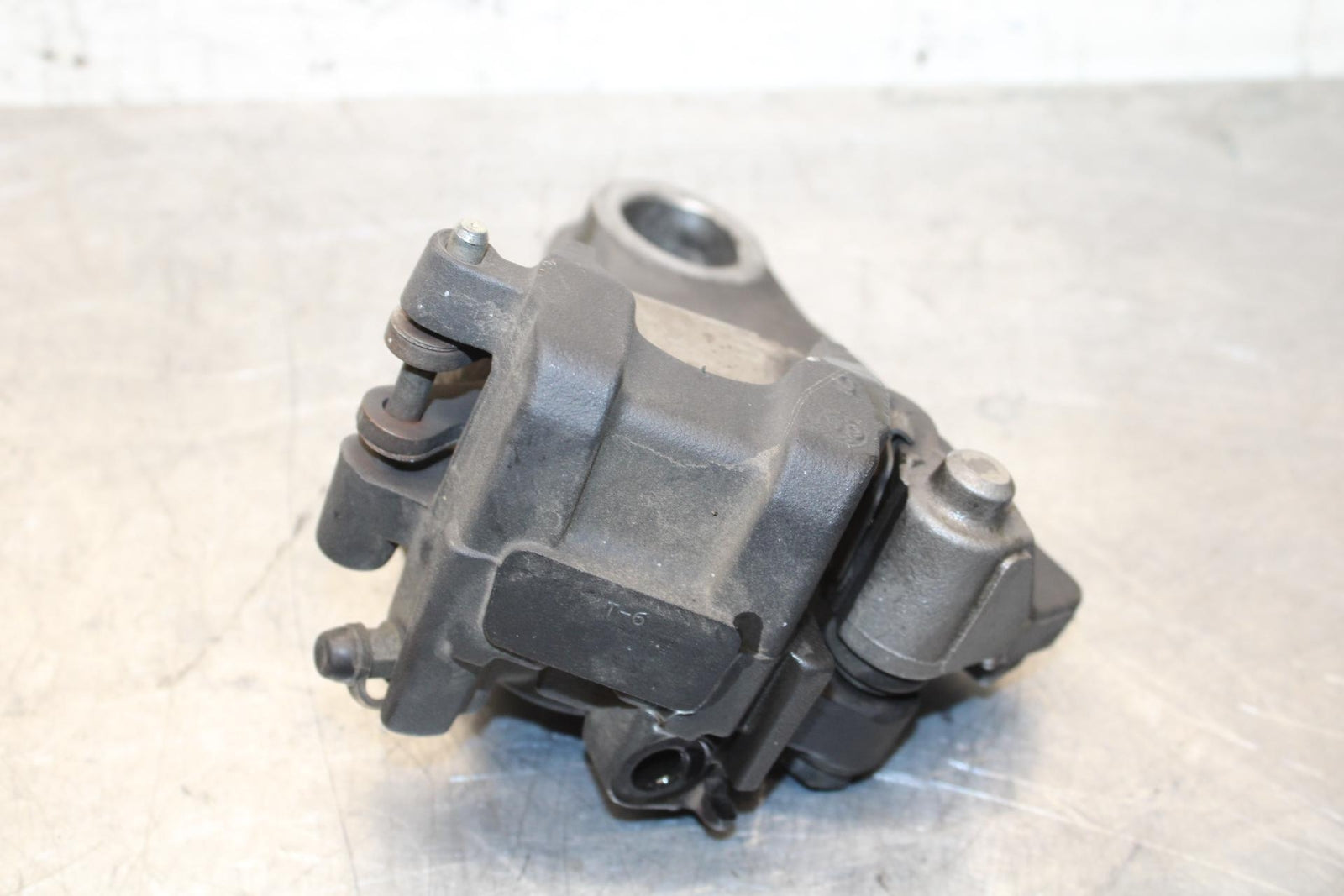 2007 Yamaha YZF R1 REAR BRAKE CALIPER W MOUNT BRACKET 5VY-2580W-12-00 BB575