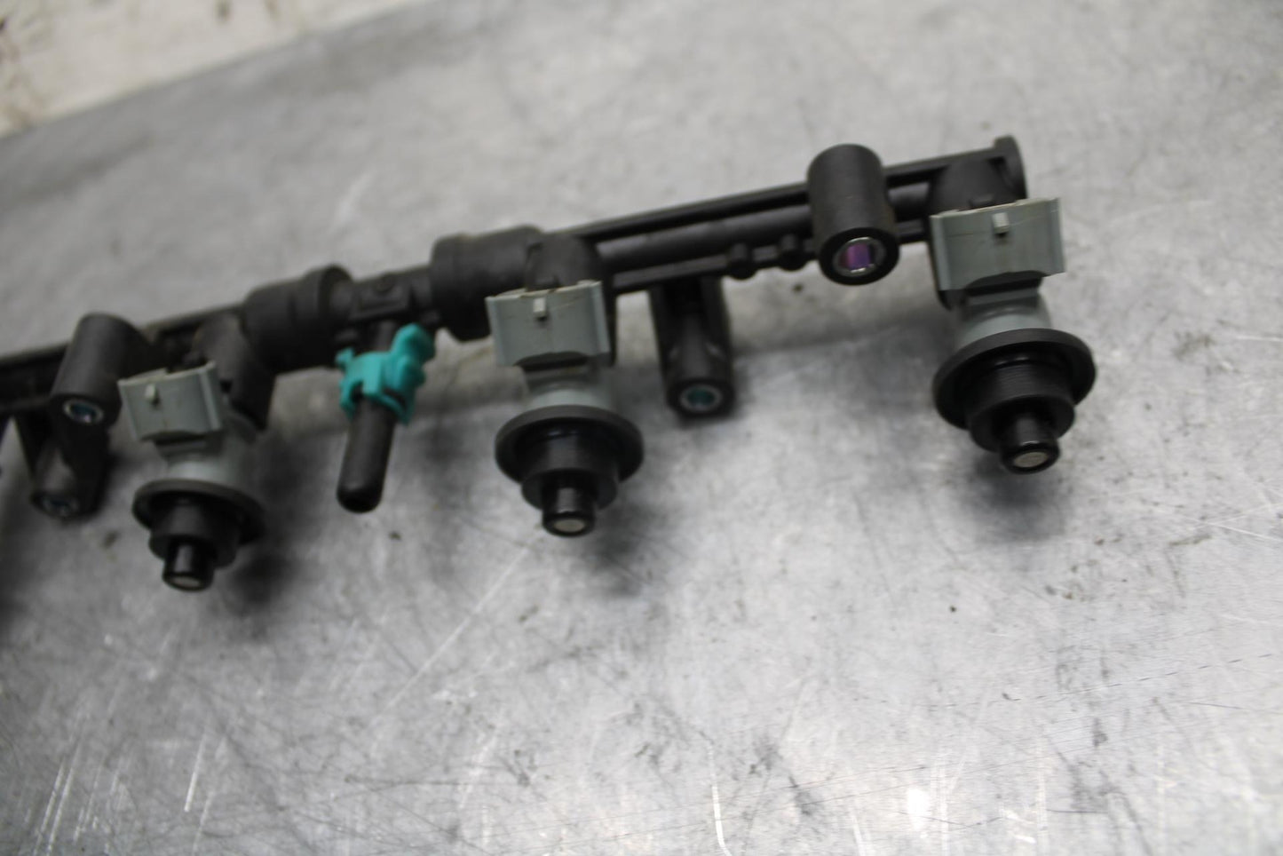 2007 Honda CBR600RR SECONDARY FUEL INJECTORS TOP AIRBOX GAS RAIL  BB42