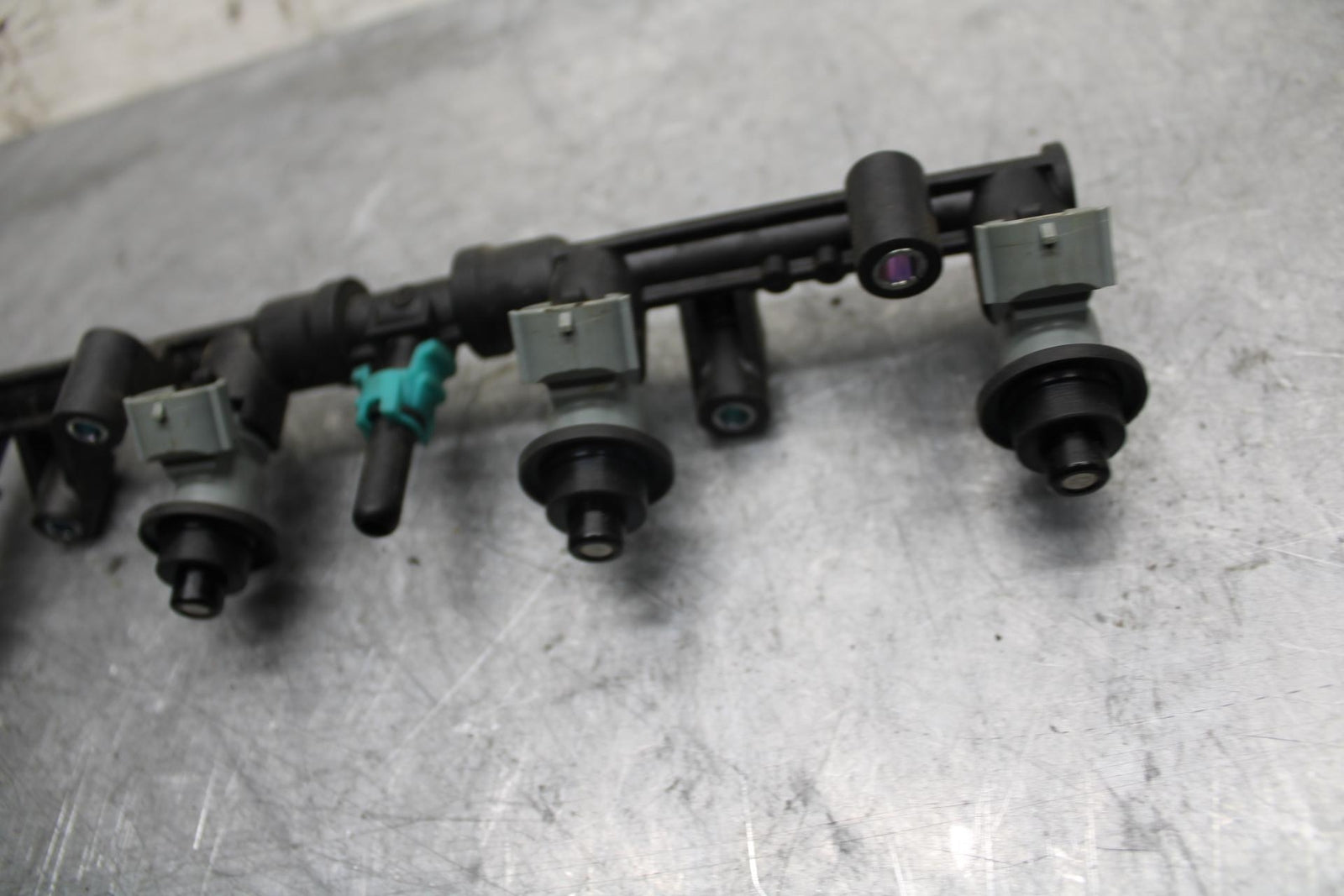 2007 Honda CBR600RR SECONDARY FUEL INJECTORS TOP AIRBOX GAS RAIL  BB42