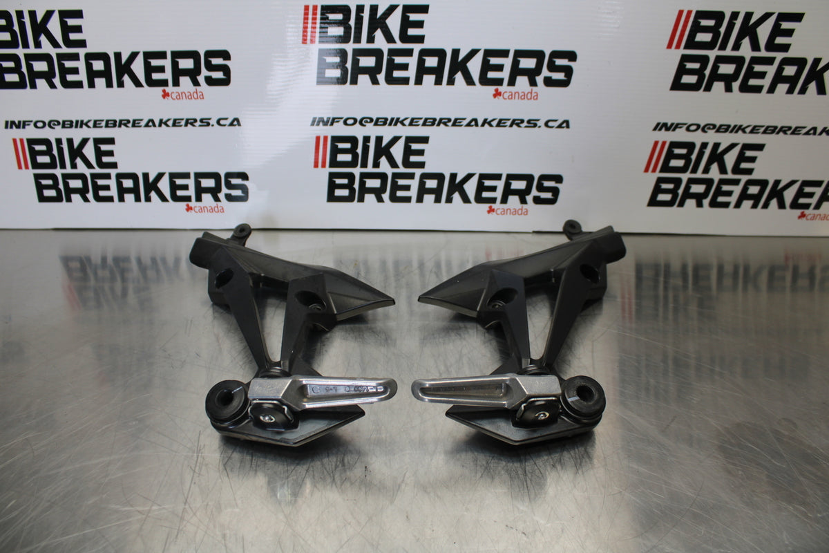 07 KAWASAKI Z1000 REAR BACK PASSENGER PEG SET PAIR BB148