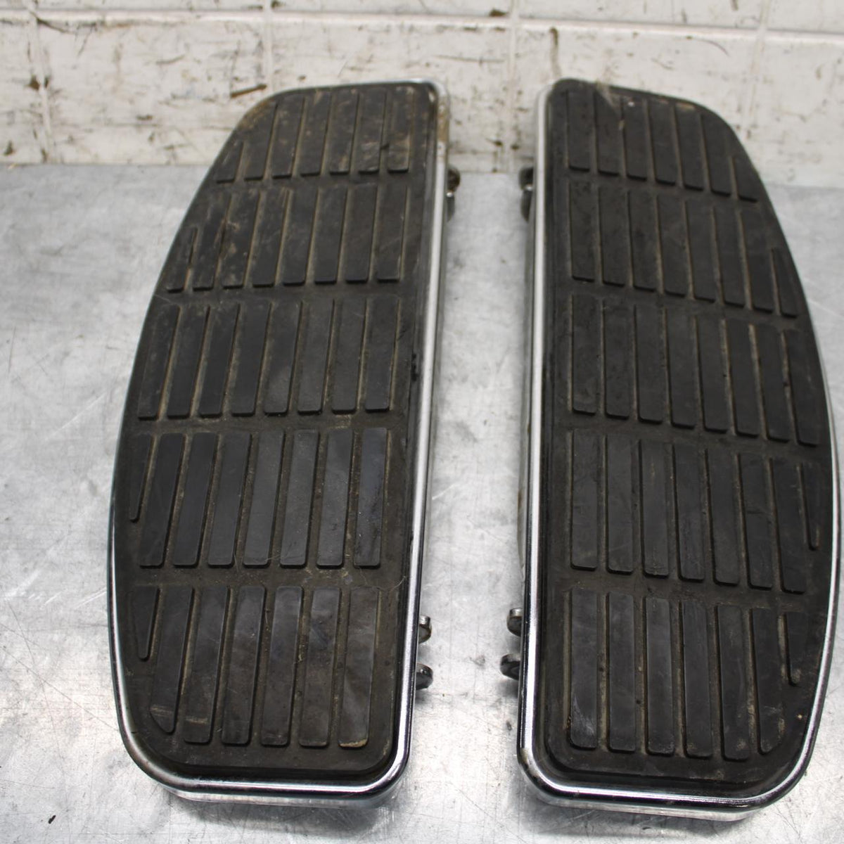 2007 Yamaha Road Star XV1700A FRONT FOOT RESTS PEGS STEPS SET PAIR BB562