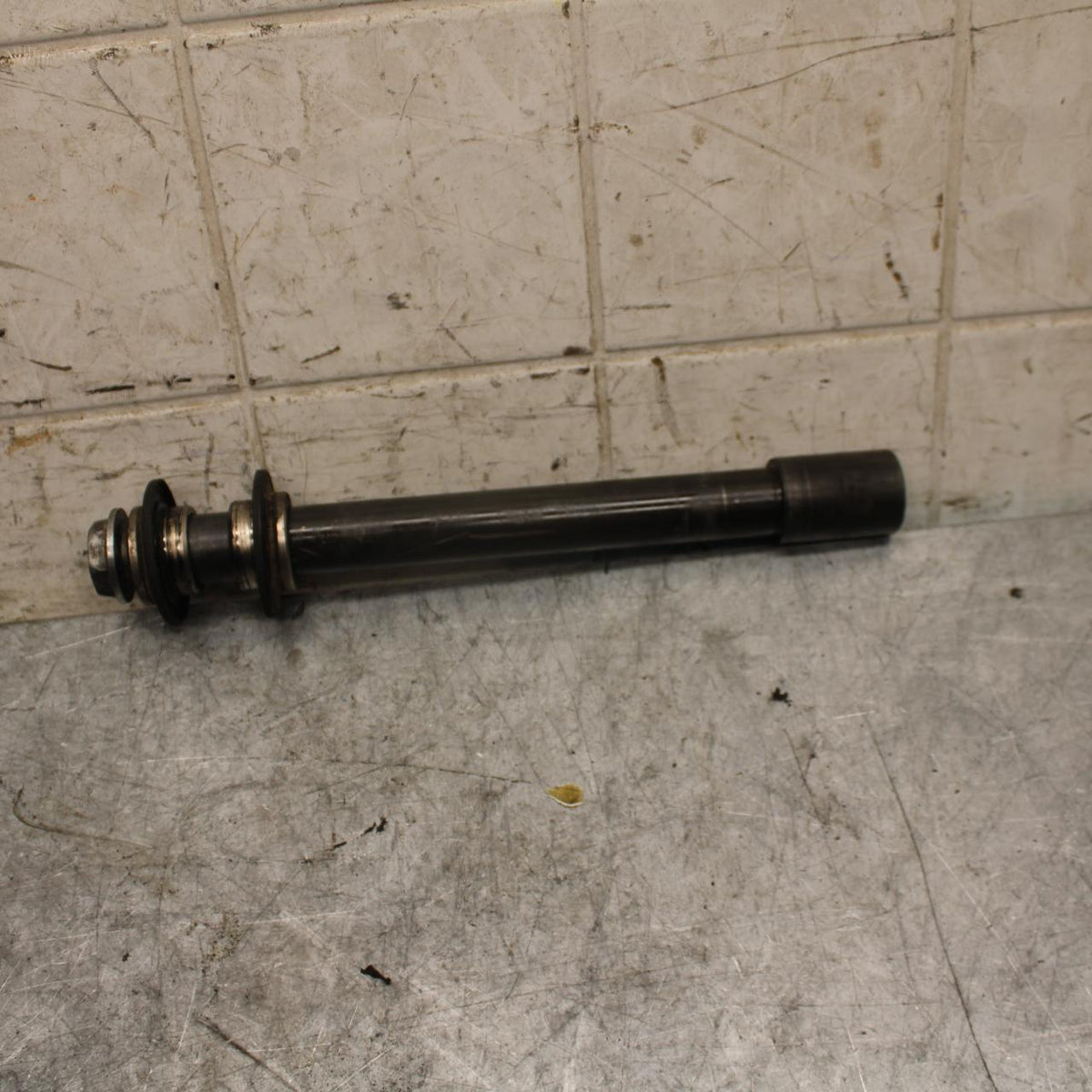 2003 Yamaha YZF R6 FRONT WHEEL RIM AXLE PIVOT BOLT 5SL-25181-00-00 BB539