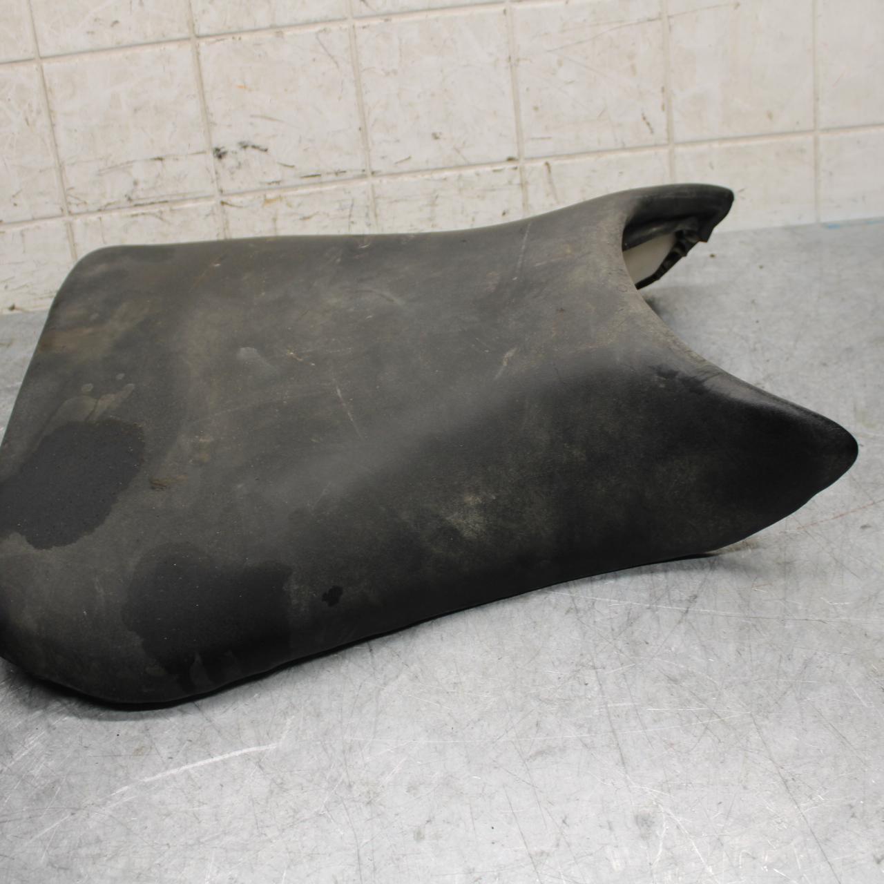 2003 Yamaha YZF R6 FRONT DRIVERS SEAT PAD SADDLE PILLION 5SL-24710-00-00 BB539