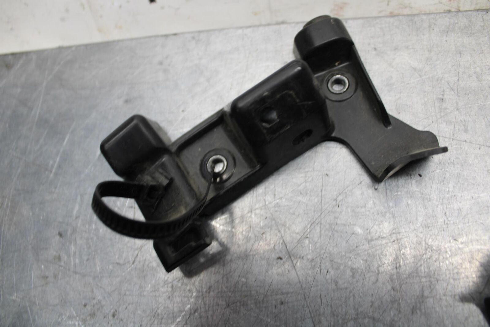 07 YAMAHA YZF R6 2c0  SIDE FAIRING BRACKET BB75
