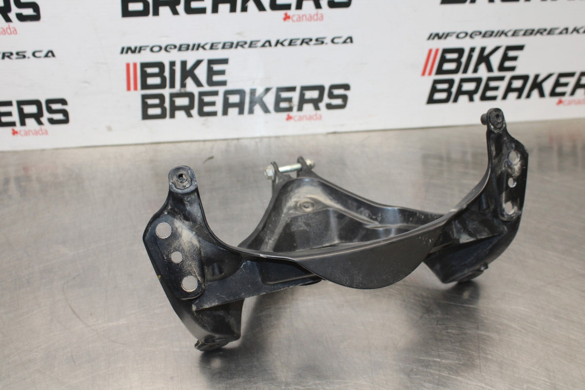 06-07 SUZUKI GSXR750 UPPER FAIRING MIRROR GAUGES STAY BRACKET BB811