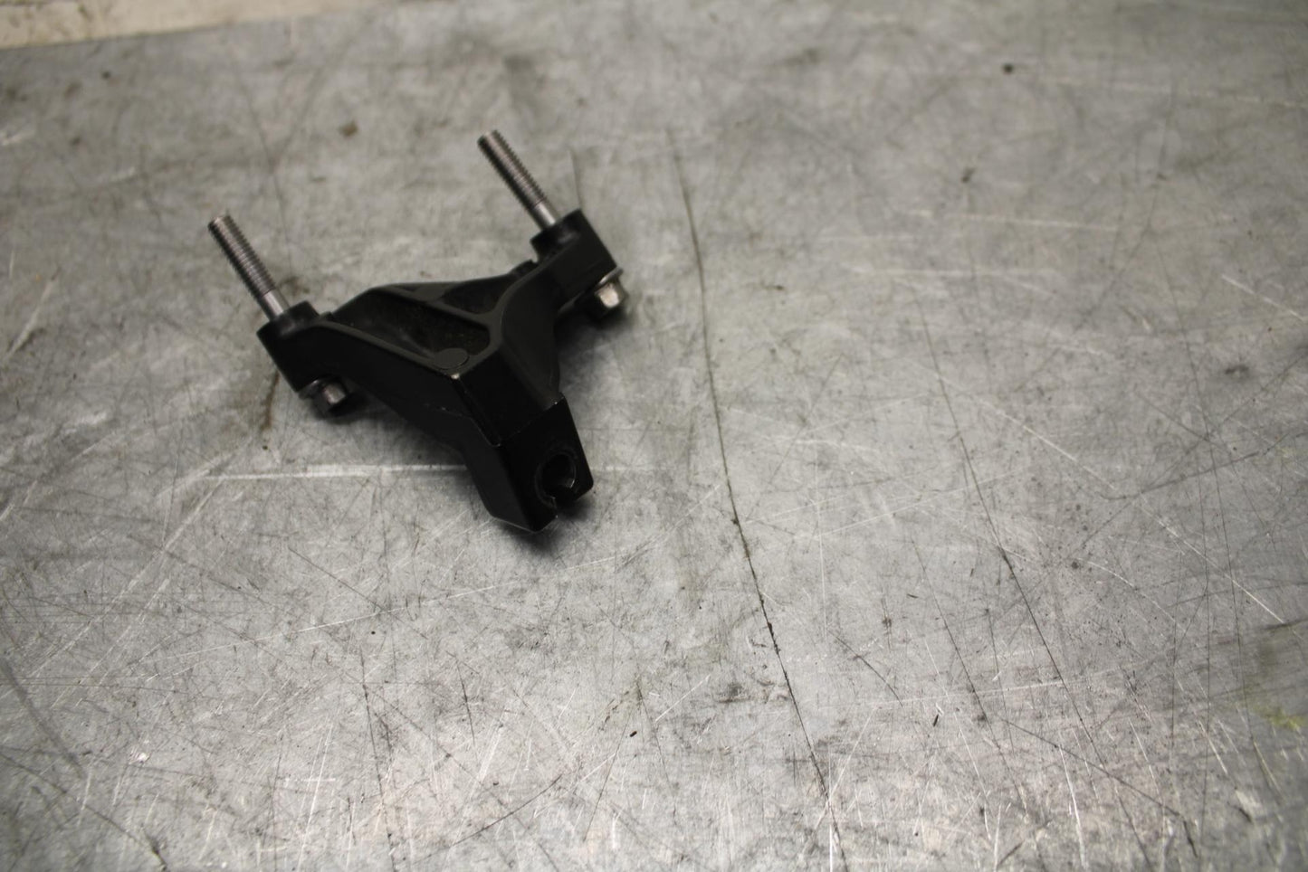 2009 Kawasaki Ninja ZX6R ZX600R CLUTCH CABLE HOLDER MOUNT STAY BRACKET BB44