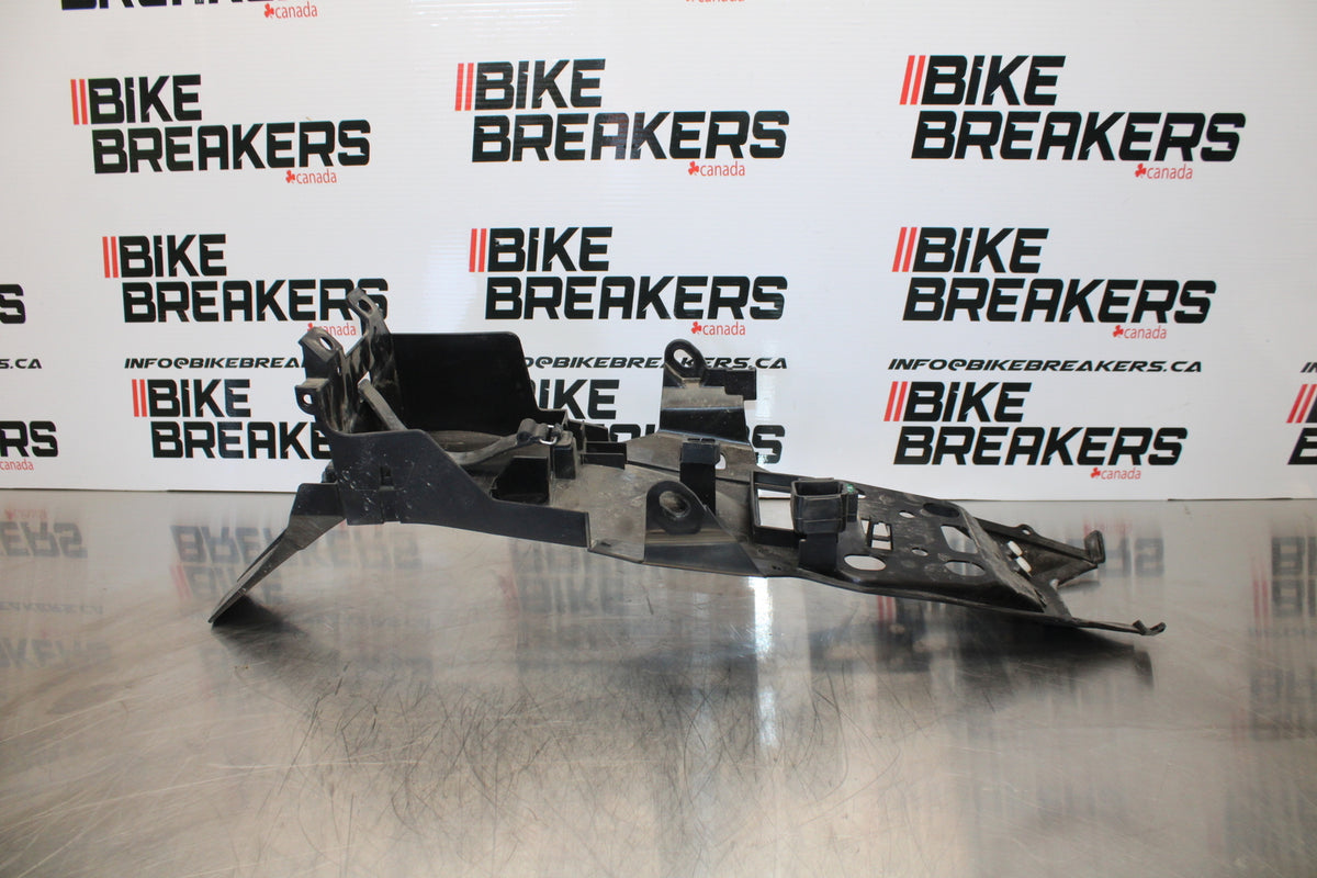 23 YAMAHA YZF R3 REAR BACK TAIL UNDERTAIL BATTERY TRAY PLASTIC BB147
