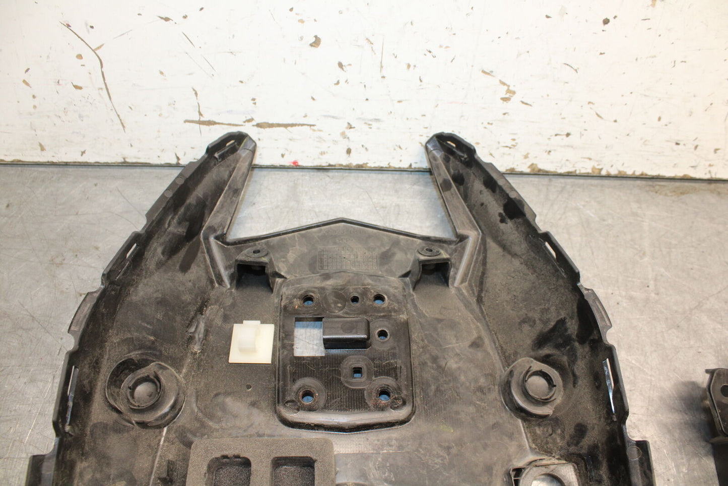 18-24 KAWASAKI NINJA 650 REAR BACK TAIL UNDERTAIL BATTERY TRAY PLASTIC BB725