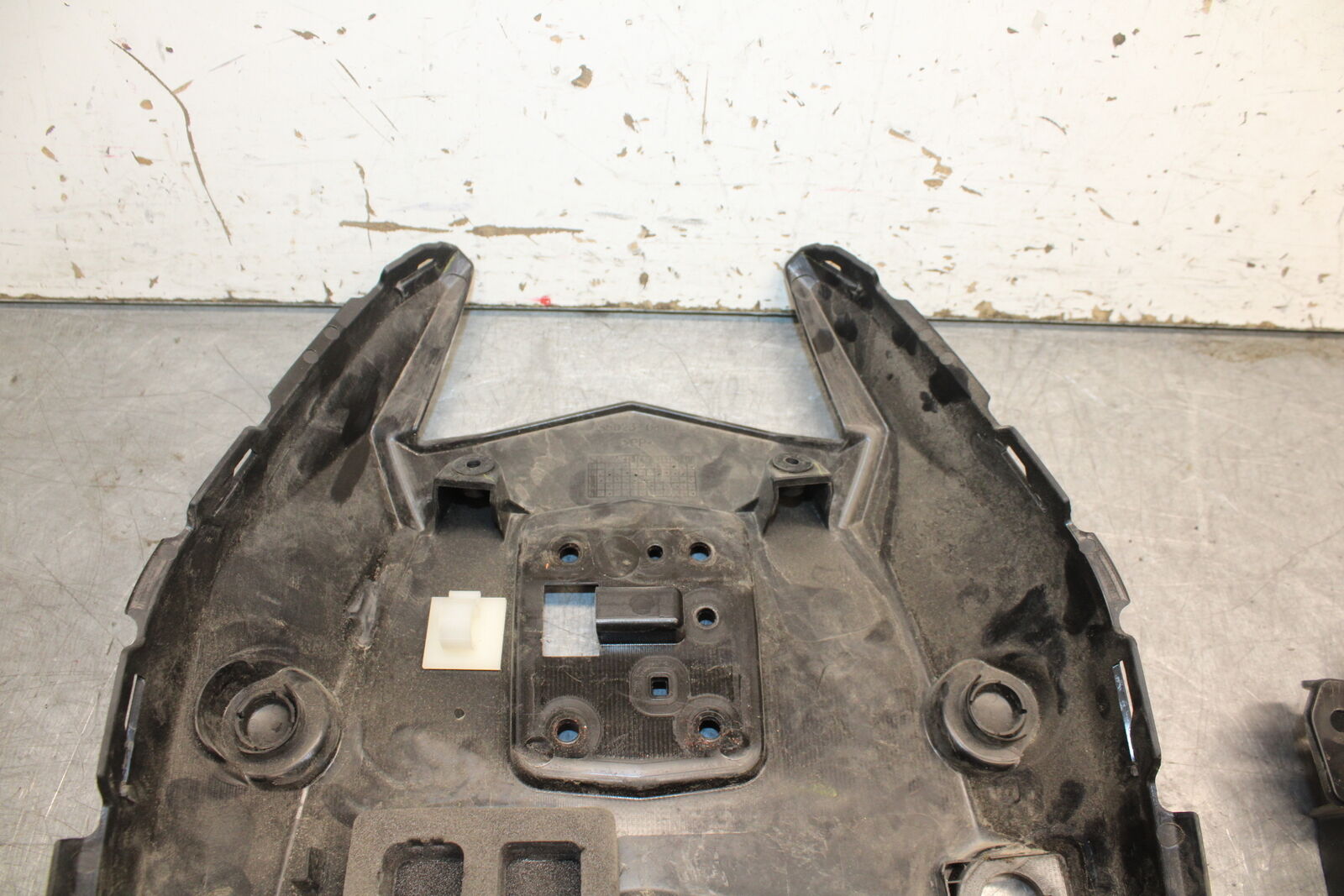 18-24 KAWASAKI NINJA 650 REAR BACK TAIL UNDERTAIL BATTERY TRAY PLASTIC BB725