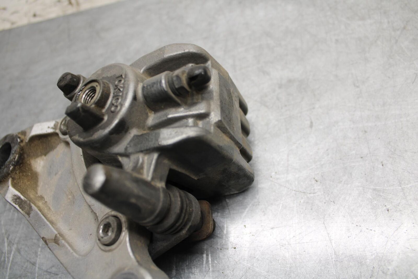 2001 Kawasaki Ninja ZX6 ZX600E REAR BACK BRAKE CALIPER W MOUNT BRACKET BB547