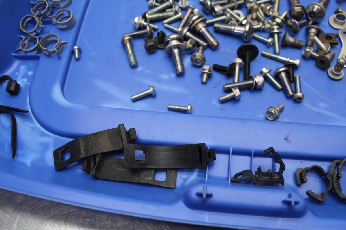 17 YAMAHA YZF R6 MOUNTING BOLTS HARDWARE SCREWS BB922