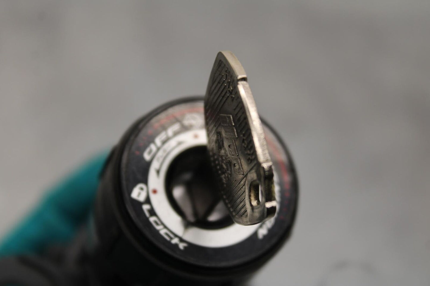 19-22 KAWASAKI Z400 IGNITION LOCK KEY SET W/ GAS CAP AND SEAT LOCK BB586