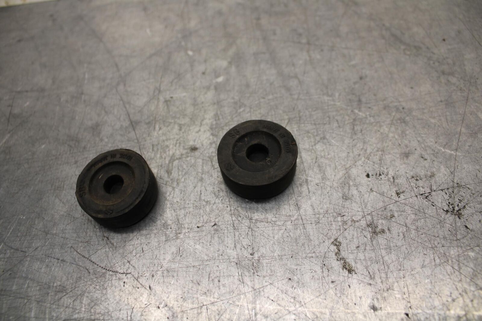 75 SUZUKI GT 550 GAS TANK FUEL MOUNTING RUBBER  BB72