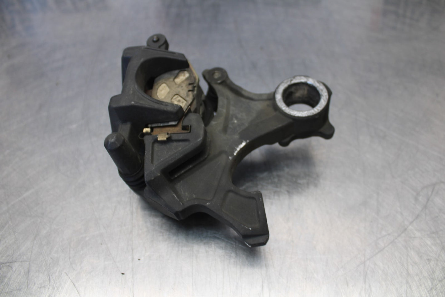 07 SUZUKI GSXR1000 REAR BACK BRAKE CALIPER W MOUNT BRACKET BB770