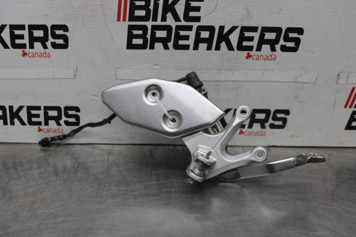 19-24 YAMAHA R3 RIGHT REARSET REAR SET DRIVER FOOT PEG REST STOP BB942