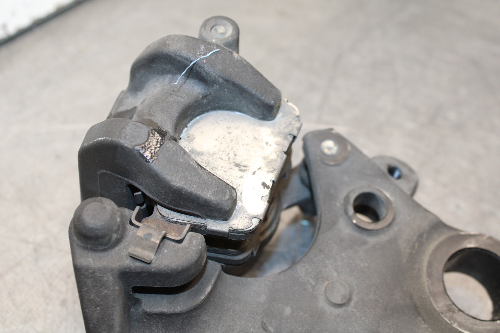 16 KAWASAKI NINJA ZX10R REAR BRAKE CALIPER W MOUNT BRACKET 43080-0097-DJ BB650