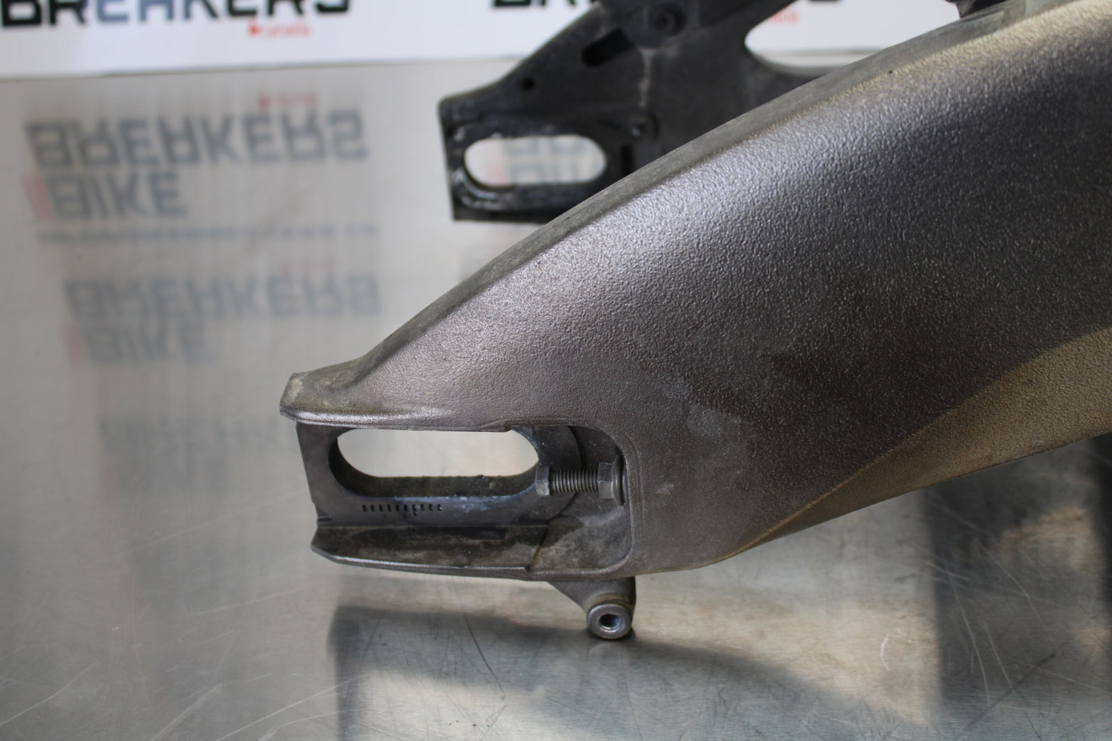11 SUZUKI GSXR1000 REAR SWINGARM BACK SUSPENSION SWING ARM BB142