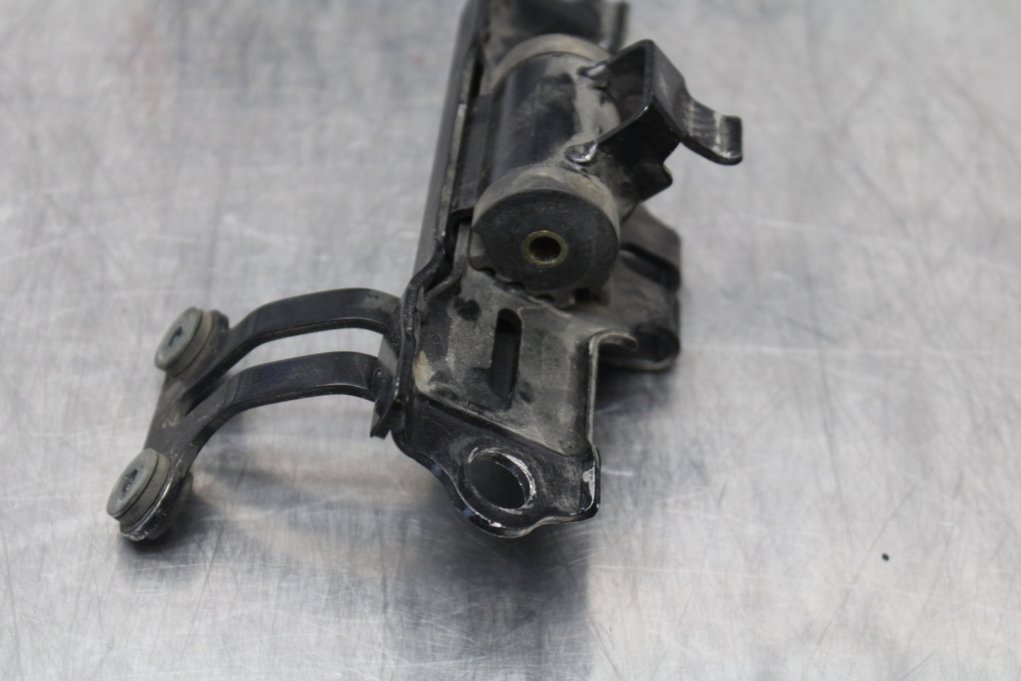 04-05 KAWASAKI NINJA ZX10R GAS TANK FUEL PETROL RESERVOIR BRACKET MOUNT BB163