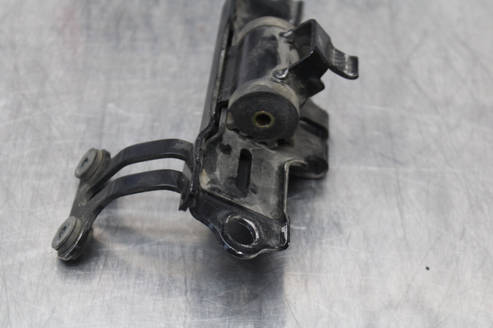 04-05 KAWASAKI NINJA ZX10R GAS TANK FUEL PETROL RESERVOIR BRACKET MOUNT BB163