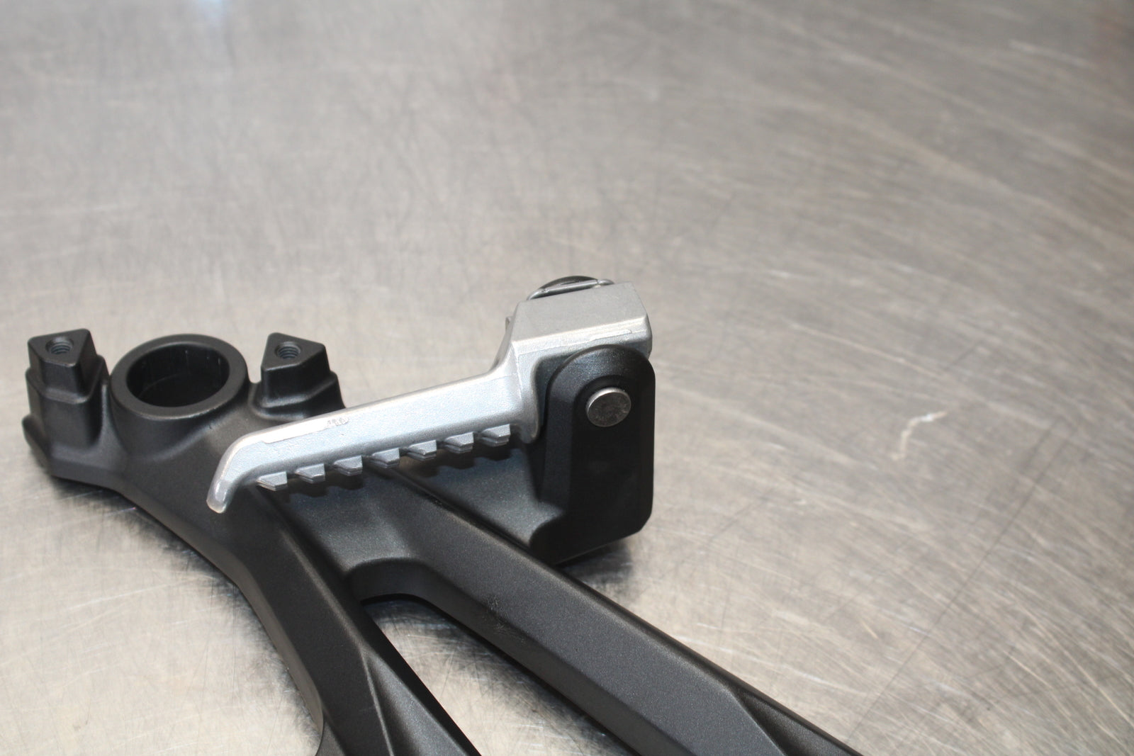 23-24 KAWASAKI NINJA ZX14R REAR BACK PASSENGER PEG SET PAIR BB169