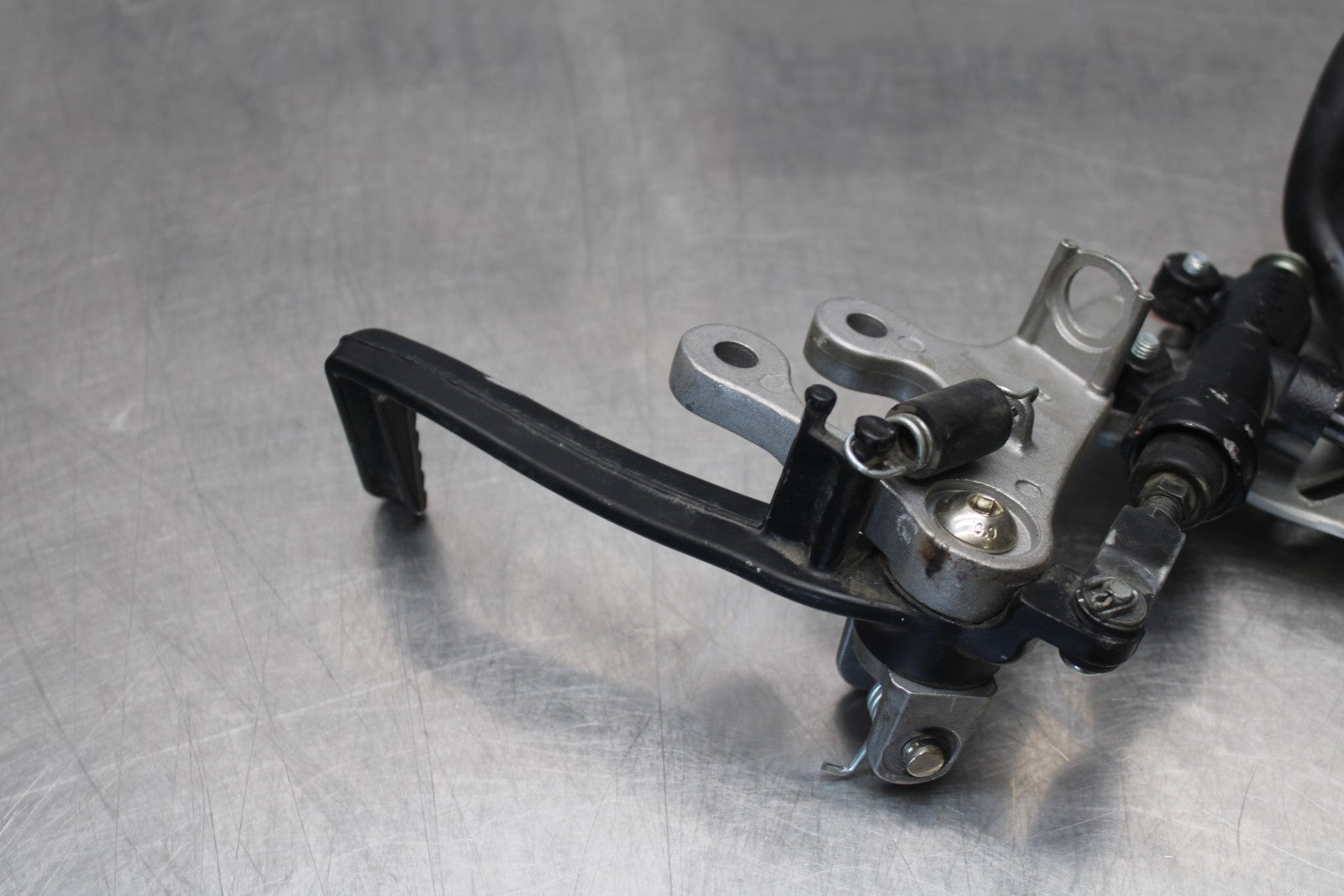 11-22 SUZUKI GSXR 600  RIGHT REARSET REAR SET DRIVER FOOT PEG REST STOP BB193