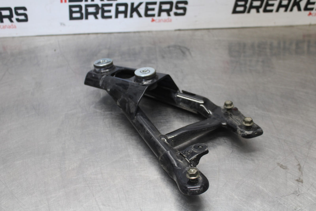 07 SUZUKI BOULEVARD M50 MUFFLER EXHAUST PIPE BRACKET MOUNT BB897