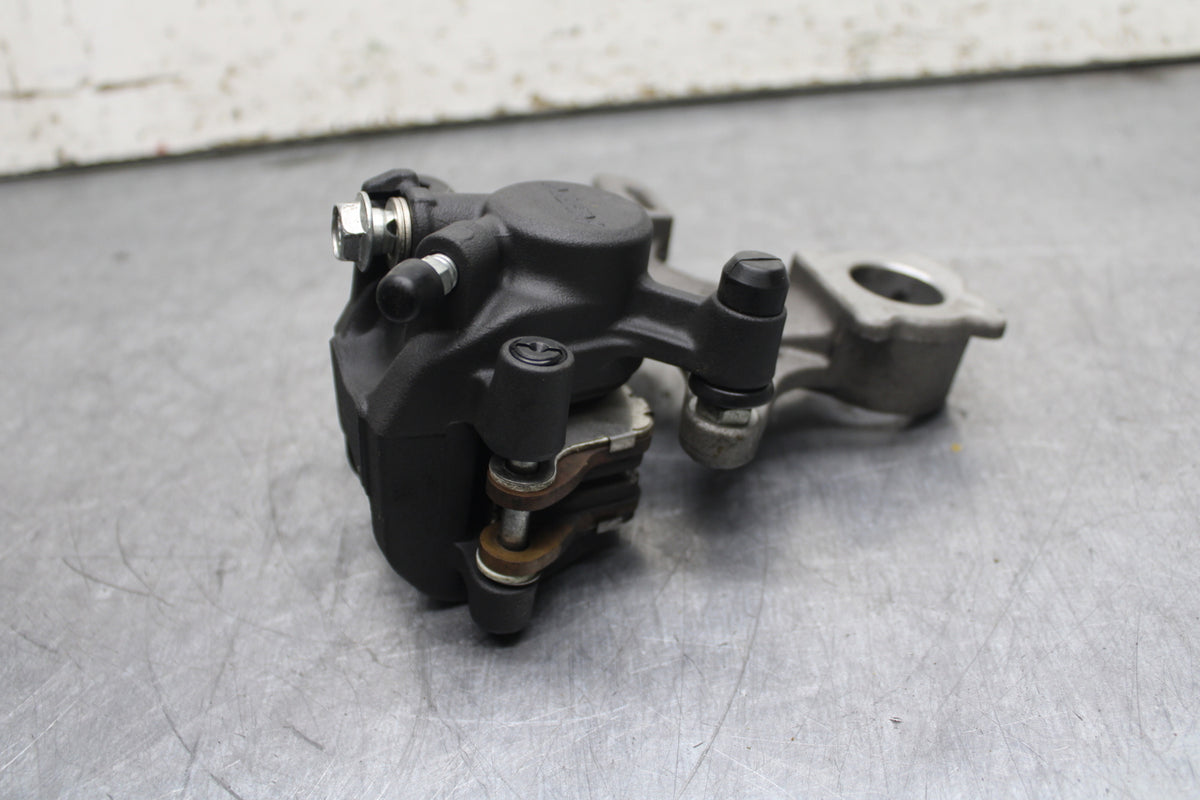 13 SUZUKI GSXR750 REAR BACK BRAKE CALIPER W MOUNT BRACKET BB110
