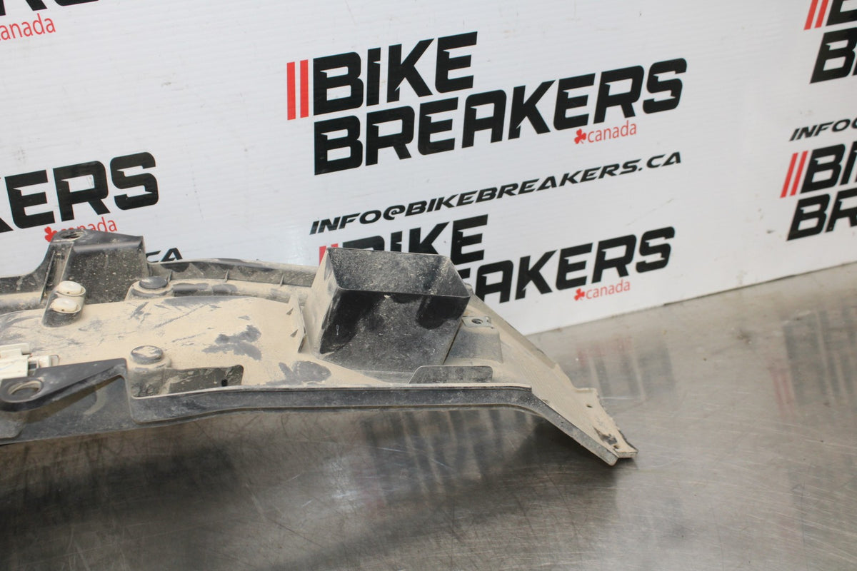 18 YAMAHA SUPER TENERE REAR BACK TAIL UNDERTAIL BATTERY TRAY PLASTIC BB832