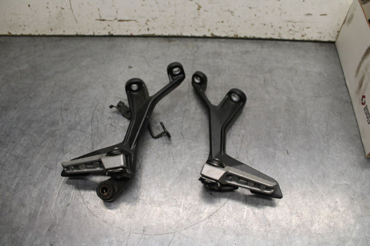 19-22 KAWASAKI Z400 REAR BACK PASSENGER PEG SET PAIR BB738
